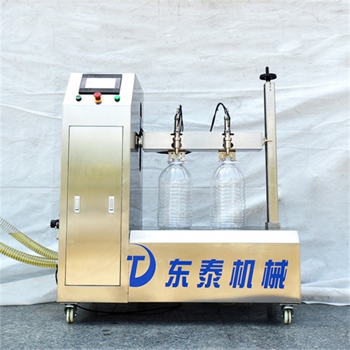 半自動(dòng)食用油灌裝機(jī)的精致何在？看下面